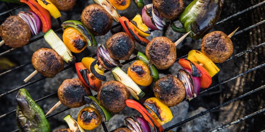 Gemüsereste können auf dem Grill lecker verwertet werden - etwa als Spiesse.