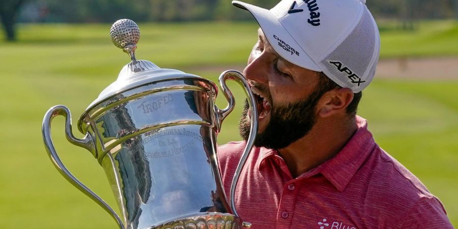 Der Spanier Jon Rahm hält den Siegerpokal nach seinem Sieg bei den Mexico Open.