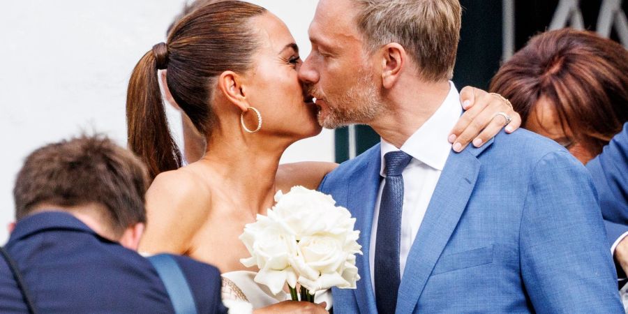 Bundesfinanzminister Christian Lindner und seine Franca geben sich einen Schmatzer.