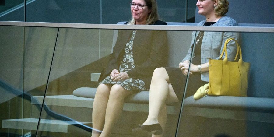 Die finnische Botschafterin Anne Sipiläinen (l.) und Jenny Lennung Malmqvist, Gesandte an der Botschaft von Schweden in Deutschland, verfolgen die Debatte über den Nato-Beitritt von Schweden und Finnland im Bundestag.