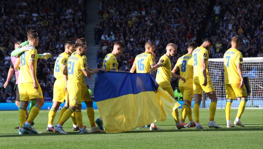 Die Spieler der Ukraine halten eine Flagge ihres Landes vor der Partie gegen Schottland.