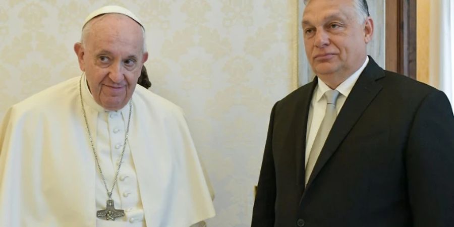 Papst Franziskus und Viktor Orban (r.)