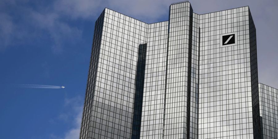 Die Deutsche Bank kündigt an, die Negativzinsen für Privatkunden abzuschaffen.