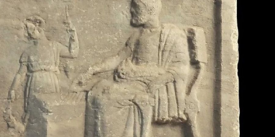 Das 2500 Jahre alte Relief soll die älteste Darstellung einer Rechenstunde sein, wie die Forschenden vermuten.