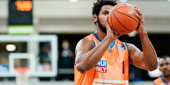 ratiopharm Ulm ist im Eurocup durch die Niederlage bei Virtus Bologna ausgeschieden: Ulms Christiano Felicio wirft den Ball. ratiopharm Ulm ist im Eurocup durch die Niederlage bei Virtus Bologna ausgeschieden: Ulms Christiano Felicio wirft den Ball.