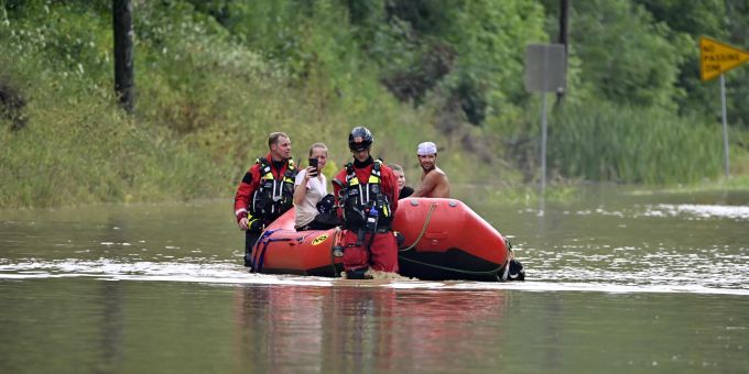 Mitglieder der Feuerwehr von Winchester, Kentucky. gehen mit Schlauchbooten über die Fluten der Kentucky State Road 15 in Jackson, Kentucky, um Menschen aufzunehmen, die am Donnerstag, 28. Juli 2022, in den Fluten gestrandet sind. Sturzfluten und Schlammlawinen wurden aus der bergigen Region im Osten Kentuckys gemeldet, wo in den letzten Tagen mehrere Zentimeter Regen gefallen waren. Severe Weather Appalachia