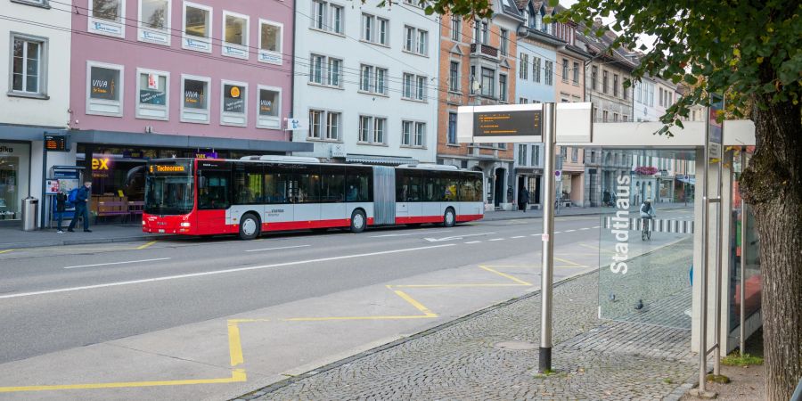 Die Stadthausstrasse mit dem Bus Richtung Technorama.