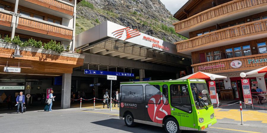 Der Bahnhofplatz in Zermatt mit einem Elektro-Taxi.