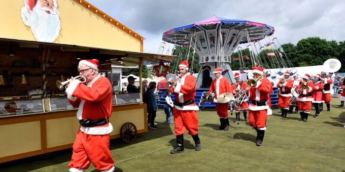 Eine holländische Musikkapelle in Weihnachtsmann-Kostümen spielt auf dem Weihnachtsmarkt in Solingen. Eine holländische Musikkapelle in Weihnachtsmann-Kostümen spielt auf dem Weihnachtsmarkt in Solingen.