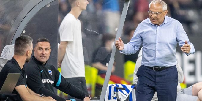 Hertha-Trainer Felix Magath (r) steht mit den Berlinern vor dem Abstieg. Hertha-Trainer Felix Magath (r) steht mit den Berlinern vor dem Abstieg.