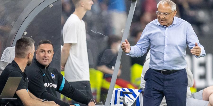 Hertha-Trainer Felix Magath (r) steht mit den Berlinern vor dem Abstieg.