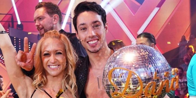 René Casselly und Kathrin Menzinger konnten die 15. Staffel von «Let's Dance» für sich entscheiden. René Casselly und Kathrin Menzinger konnten die 15. Staffel von «Let's Dance» für sich entscheiden.