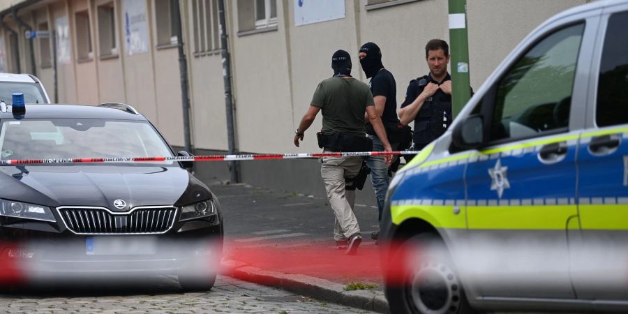 Ein Mann kommt mit einer Armbrust bewaffnet in eine Schule. Was steckt hinter der Tat?