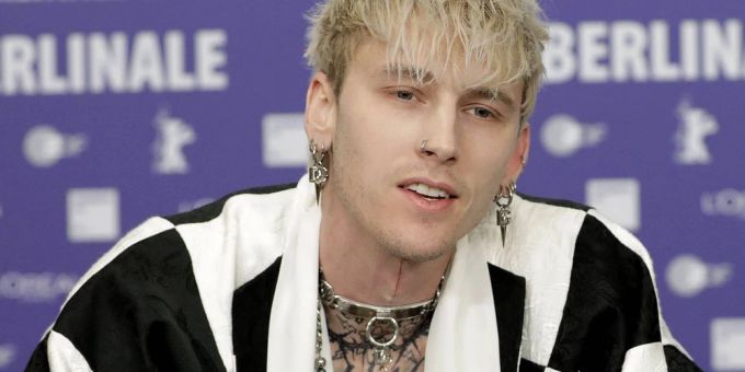 Machine Gun Kelly ist für seinen volltätowierten Körper bekannt. Machine Gun Kelly ist für seinen volltätowierten Körper bekannt.