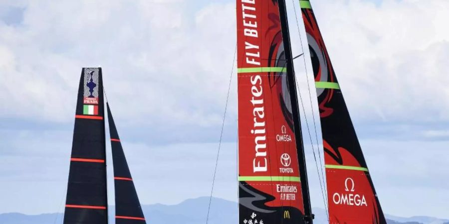 Im Duell zwischen Titelverteidiger Neuseeland (r) und Herausforderer Italien zeichnet sich weiter ein enges Rennen ab. Foto: Chris Cameron/Photosport/AP/dpa