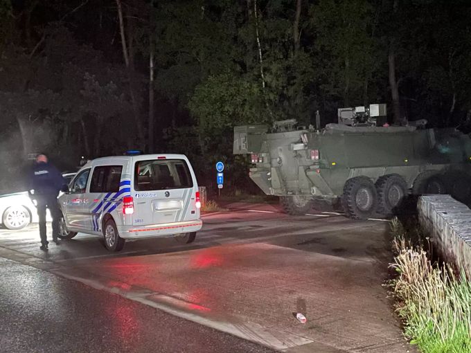 Die Polizei sucht weiterhin nach einem schwer bewaffneten Berufssoldaten in der Provinz Limburg. Terror Belgien