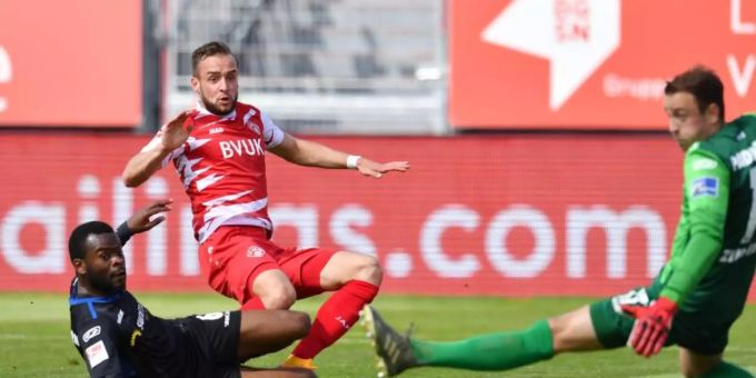 Die als Absteiger bereits feststehen Würzburger Kickers und der SC Paderborn teilten sich zum Abschluss die Punkte. Foto: Timm Schamberger/dpa Die als Absteiger bereits feststehen Würzburger Kickers und der SC Paderborn teilten sich zum Abschluss die Punkte. Foto: Timm Schamberger/dpa