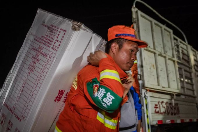 Rettungskräfte tragen Hilfsgüter in den Autonomen Kreis Yangbi Yi in der südwestchinesischen Provinz Yunnan. Erdbeben China