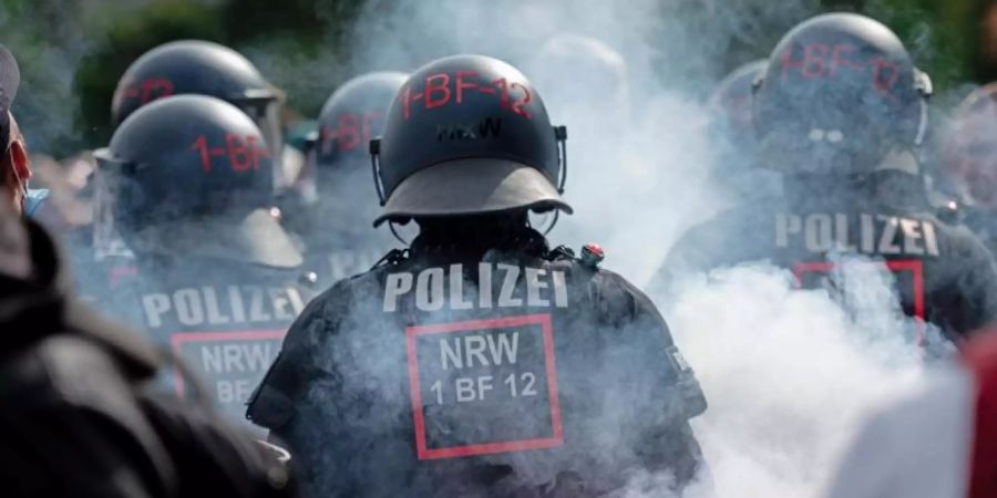 Vor dem Vonovia Ruhrstadion hat es nach dem Aufstieg des VfL Bochum viel Polizeiaufkommen geben müssen. Foto: Fabian Strauch/dpa