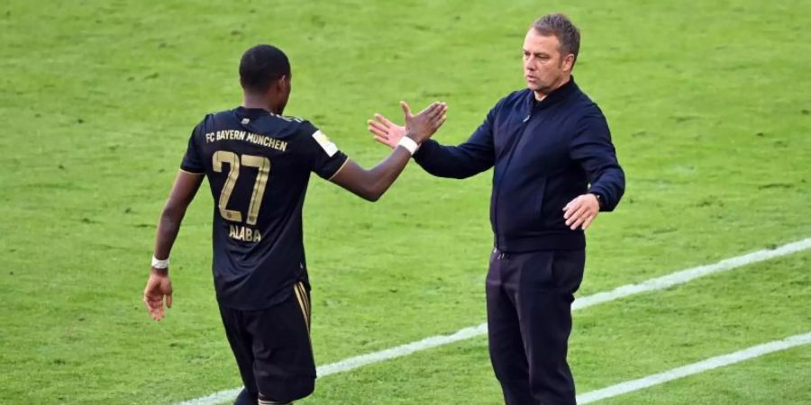 Bayern-Trainer Hansi Flick (r) bedankt sich bei David Alaba nach dessen Auswechslung. Foto: Sven Hoppe/dpa-Pool/dpa