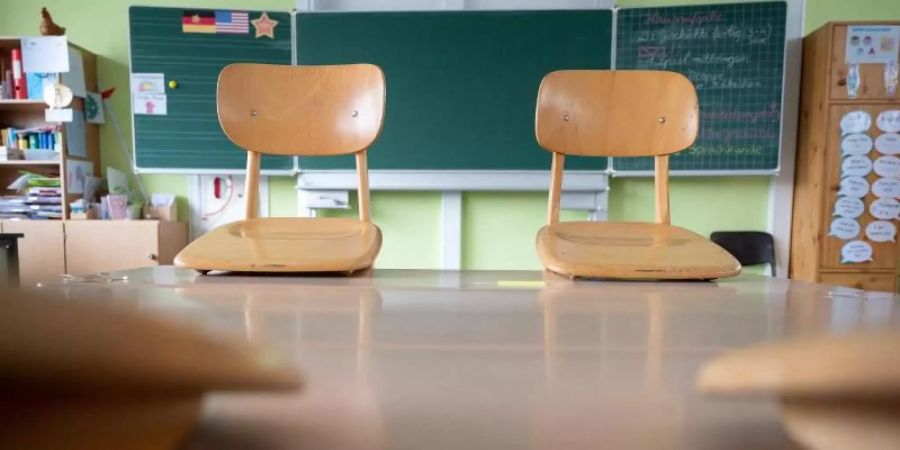 Ein leeres Klassenzimmer an einer Grundschule. Foto: Sebastian Gollnow/dpa