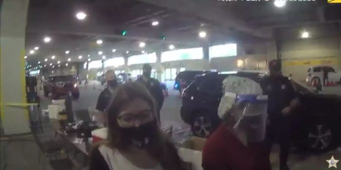 Als Grosi verkleidet - Frauen wollten sich in Florida impfen lassen