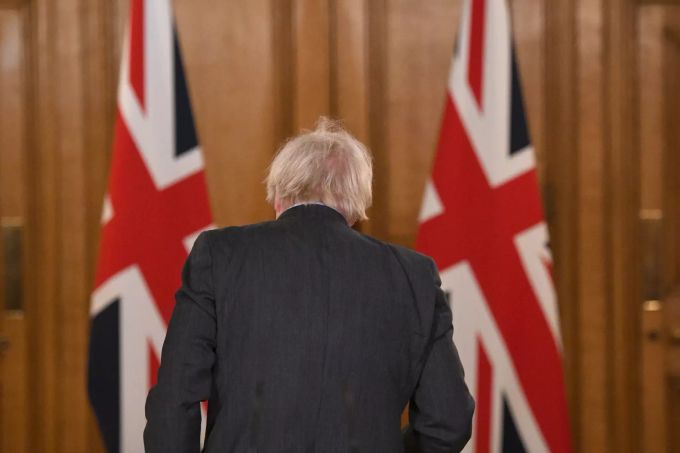 Boris Johnson, Premierminister von Grossbritannien, verlässt den Raum nach einer Pressekonferenz zur Corona-Pandemie in der Downing Street. Coronavirus - Grossbritannien