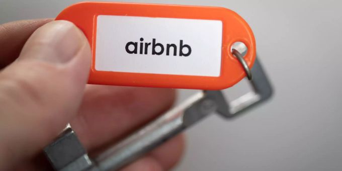 Ein Schlüssel zu einer Wohnung die auf Airbnb angeboten werden. (Symbolbild) Airbnb