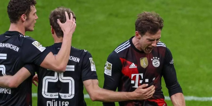 FCB-Mittelfeldspieler Leon Goretzka (r-l) jubelt mit den Mannschaftskameraden Thomas Müller und Benjamin Pavard über seinen Treffer zum 1:0. Foto: Alexander Hassenstein/Getty POOL/dpa
