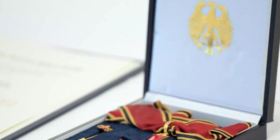 Die meisten Menschen wurden im vergangenen Jahr nach Angaben des Bundespräsidialamts für Verdienste im sozialen Bereich ausgezeichnet. Foto: Soeren Stache/dpa