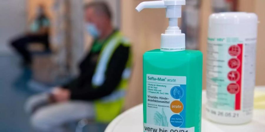 Gesundheitsschutz - ja. Konkrete Auflagen der Politik wollen die Unternehmen nach Möglichkeit aber umgehen. (Im Bild: Gesundheitszentrum des VW-Werks in Zwickau). Foto: Hendrik Schmidt/dpa-Zentralbild/dpa