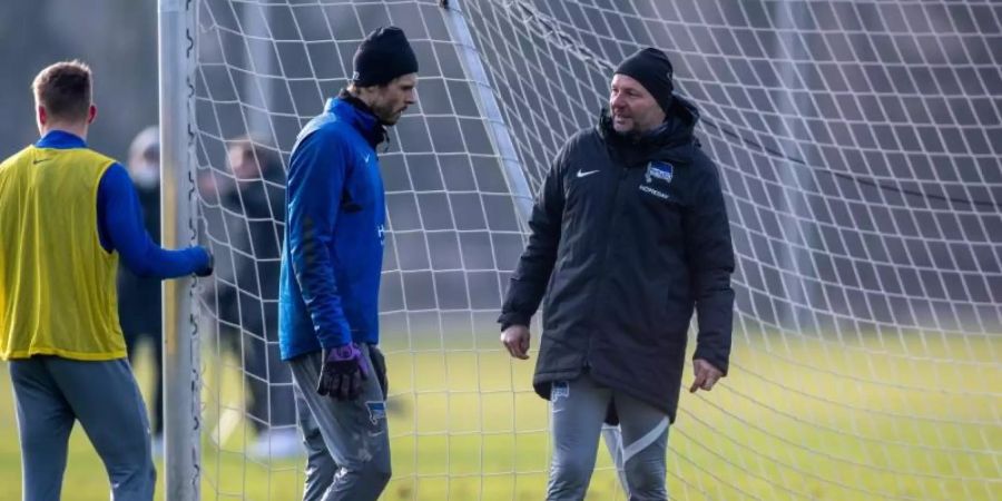 Zsolt Petry (r) beim Training mit Hertha-Torwart Rune Jarstein. Foto: Andreas Gora/dpa