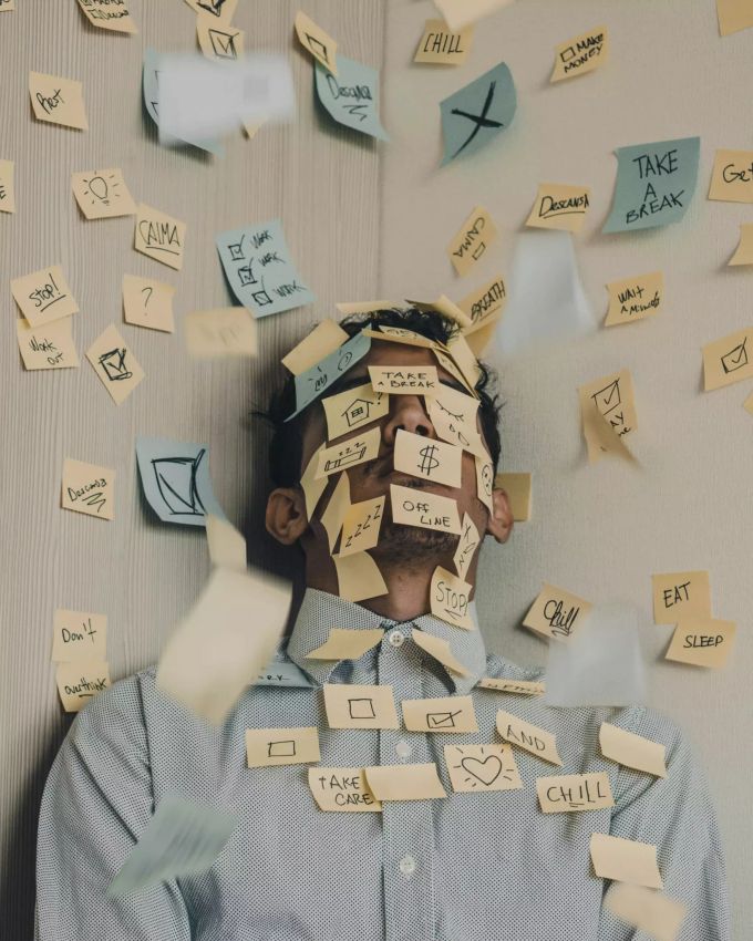 Vielleicht ist es Zeit, die eigene Jobsituation zu überdenken. Mann mit Post-its