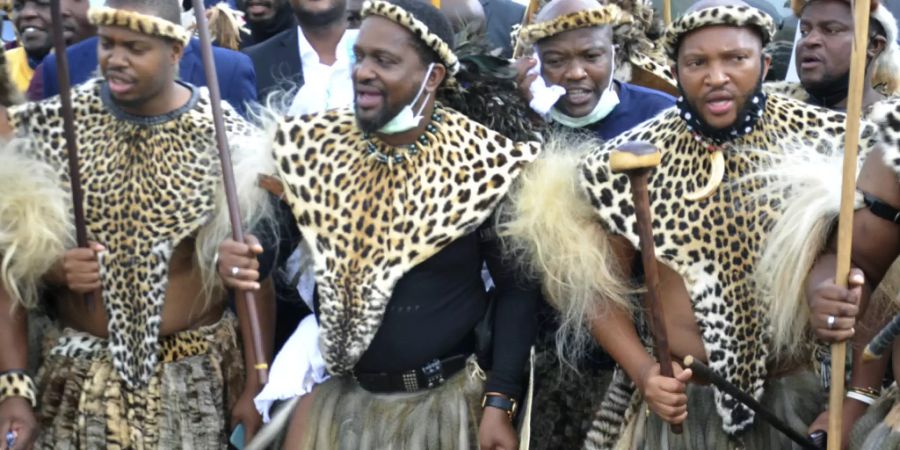 Prinz Misuzulu Zulu (M), nimmt mit anderen Personen in traditioneller Kleidung im KwaKhangelamankengane Palast an einer Zeremonie teil. Foto: Uncredited/AP/dpa