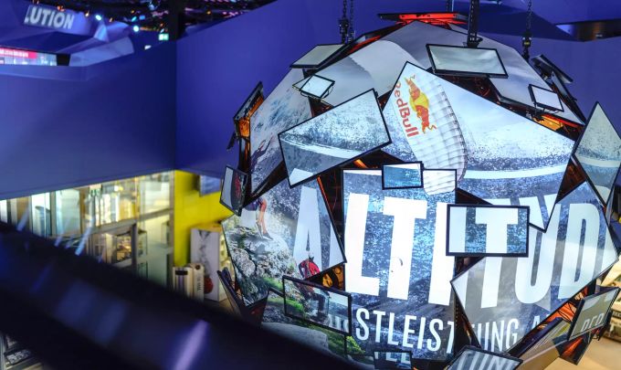 Die neue Sonderausstellung «Altitude – Höchstleistung am Berg» bietet eine für die Red Bull Media World typische Mischung aus technischer Innovation und Extremsport. Verkehrshaus VR Himalaya Matterhorn