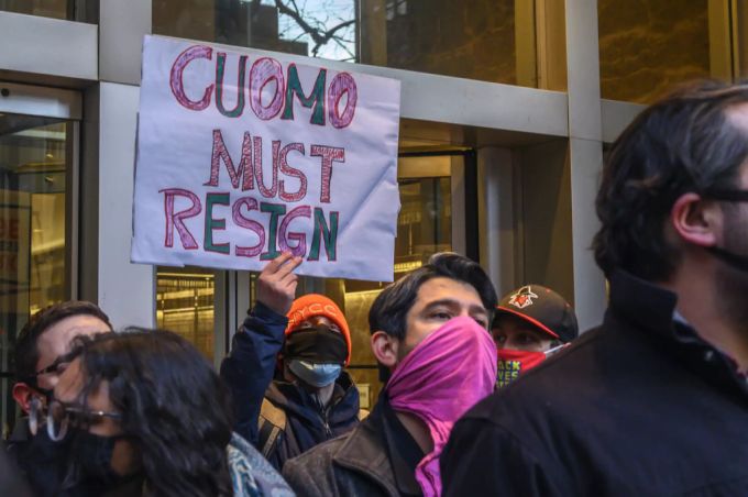 Menschen in New York fordern den Rücktritt von Cuomo. Dies, nachdem mehrere Belästigungsvorwürfe gegen den Gouverneur laut wurden. Andrew Cuomo
