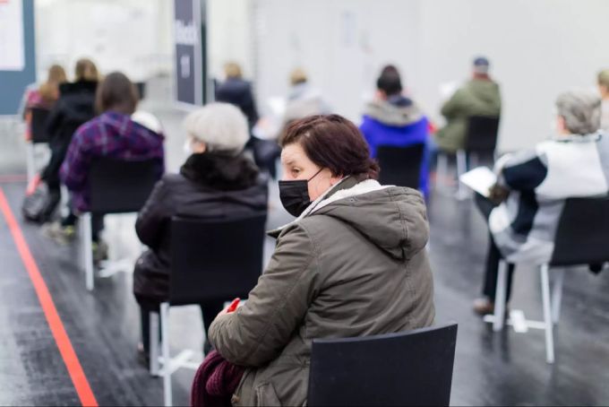 Eine Frau wartet in einem Impfzentrum auf ihren Termin. Astrazeneca Impfstoff Coronavirus