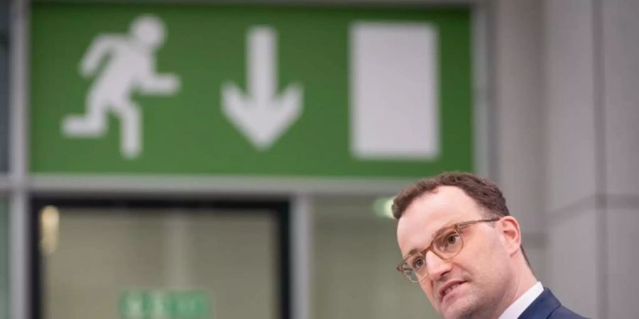 Jens Spahn (CDU), Bundesminister für Gesundheit, äussert sich auf einer Pressekonferenz zur Aussetzung des Corona-Impfstoffs Astrazeneca. Foto: Kay Nietfeld/dpa