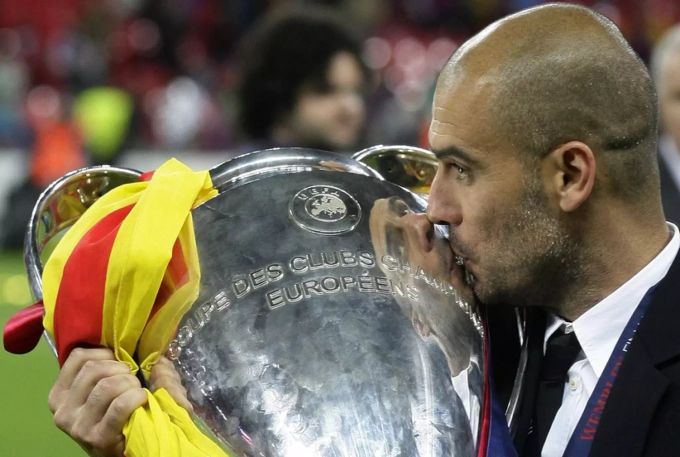 Pep Guardiola küsst nach dem Champions-League-Triumph mit Barcelona im Jahr 2011 den Henkelpott. Pep Guardiola Champions League