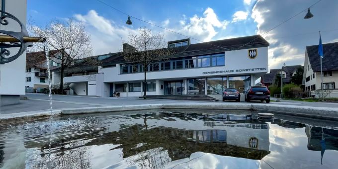 Das Gemeindehaus in Bonstetten. - Bezirk Affoltern im Kanton Zürich Das Gemeindehaus in Bonstetten. - Bezirk Affoltern im Kanton Zürich