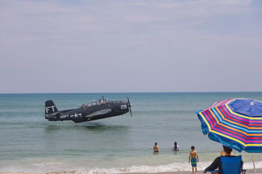 Der Pilot kann seine Maschine nicht mehr in der Luft halten.