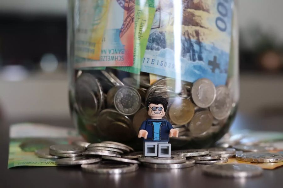 Legomännchen auf Geld.