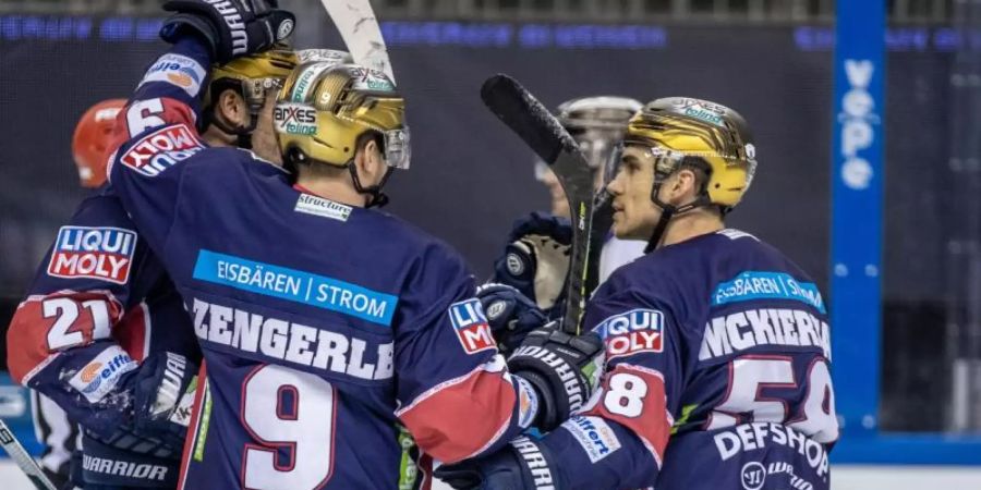 Ryan McKiernan (r) schoss gegen den ERC Ingolstadt das einzige Tor der Eisbären. Foto: Andreas Gora/dpa