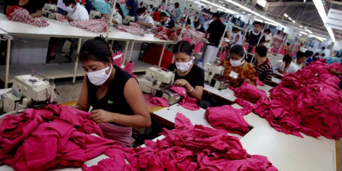 Gastbeitrag der Klimaaktivistin Maja Tharian: Fast Fashion und moderne Sklaverei gehört in die Vergangenheit. Fabrik.