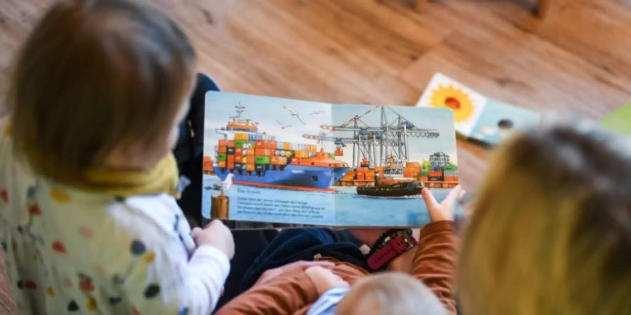 Kinder mit einem Bilderbuch