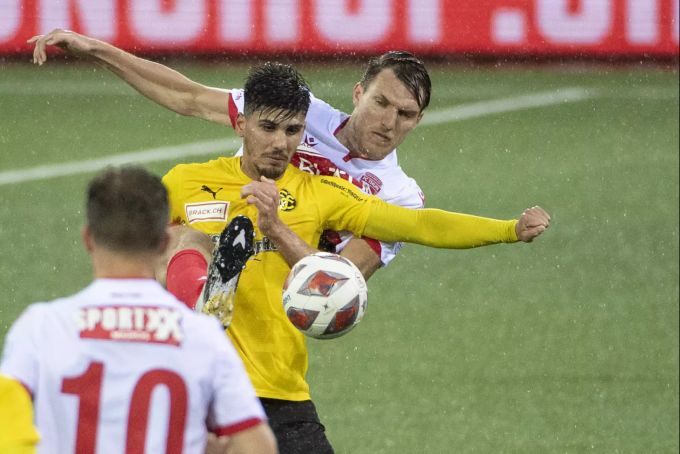 Nikki Havenaar (FC Thun) im Duell mit Rodrigo Pollero (FC Schaffhausen). FC Thun FC Schaffhausen