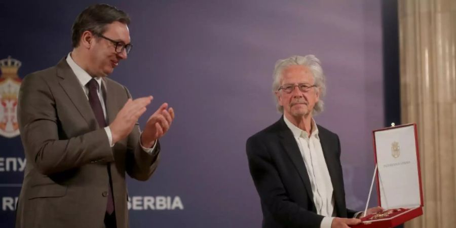 Serbiens Präsident Vucic übergab Handke den Orden