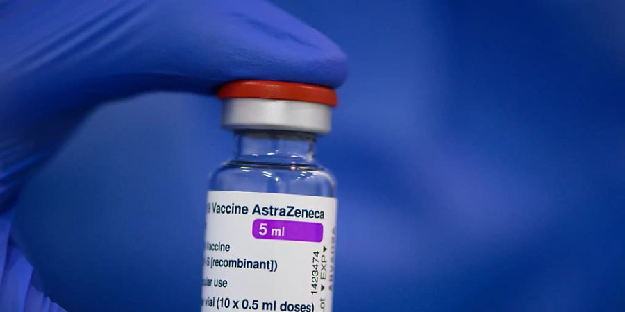 ARCHIV - Ein Fläschchen mit dem Astrazeneca-Wirkstoff gegen Corona. Foto: Robert Michael/dpa-Zentralbild/dpa