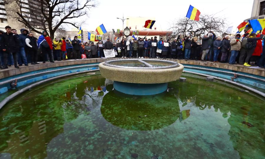 In Bukarest, Cluj, Brasov, Constanta, Galati und Timisoara demonstrierten Tausende Menschen ohne Mund-Nasen-Schutz.