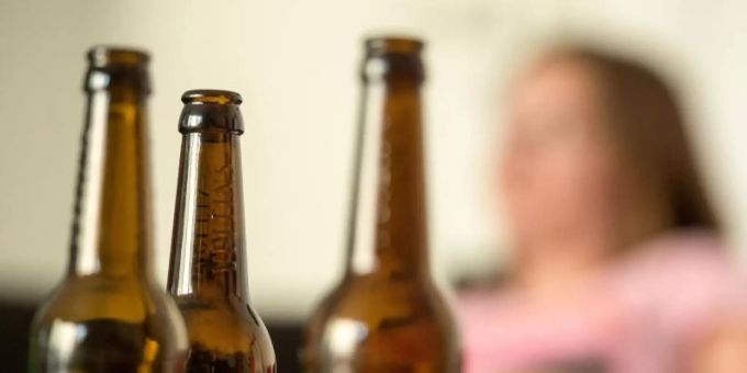 Im Corona-Jahr 2020 haben Menschen in Deutschland laut Suchtbericht der DHS deutlich mehr Alkohol als im europäischen Durchschnitt konsumiert. Foto: picture alliance / Alexander Heinl/dpa Im Corona-Jahr 2020 haben Menschen in Deutschland laut Suchtbericht der DHS deutlich mehr Alkohol als im europäischen Durchschnitt konsumiert. Foto: picture alliance / Alexander Heinl/dpa